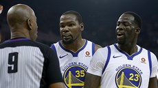 Draymond Green (vpravo) a Kevin Durant z Golden State nesouzní s rozhod�ím,
