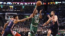 Marcus Smart (v zeleném) z Bostonu proniká mezi Kellym Oubrem (vlevo) a Tomáem...