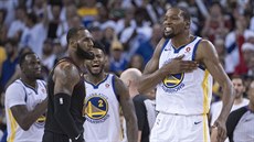 Kevin Durant (vpravo) z Golden State oslavuje, LeBron James z Clevelandu ho v...