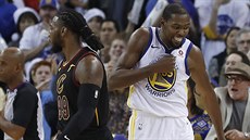 Kevin Durant (vlevo) z Golden State se raduje, Jae Crowder z Clevelandu psobí...