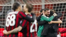 Gennaro Gattuso, trenér AC Milán, se objímá se svým brankářem Antoniem...