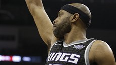 Vince Carter ze Sacramenta trefuje trojku proti Clevelandu.