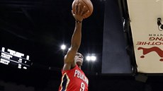 Rajon Rondo z New Orleans smruje do koe Brooklynu.