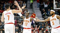 Ersan Ilyasova, Dennis Schröder a Malcolm Delaney z Atlanty se radují z...