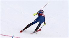 Mikaela Shiffrinová protíná cíl slalomu v Lienzu.