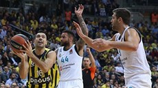 Kostas Slukas (vlevo) z Fenerbahce zakonuje pes Jefferyho Taylora (uprosted)...