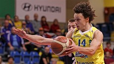 Jon-Christopher Fuller z Olomoucka uniká �imonu Je�kovi z D��ína.