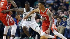 Gerald Green (vpravo) z Houstonu uniká kolem Terryho Roziera z Bostonu.