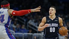 Aaron Gordon (vpravo) z Orlanda útoí kolem Tobiase Harrise z Detroitu.