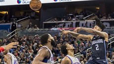 Elfrid Payton (vpravo) z Orlanda p�ihrává kolem detroitských protivník�.