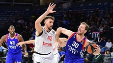 Zoran Dragi (vpravo) z Anadolu Efes Istanbul najídí kolem Dejana Musliho z...