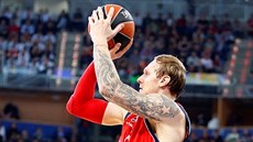 Janis Timma z Baskonie st�ílí na ko� CSKA Moskva.