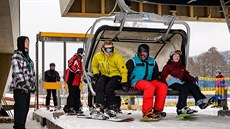Skicentrum Detné v Orlických horách spustilo novou tysedakovou lanovku...