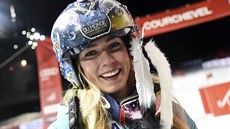 Americká lyaka Mikaela Shiffrinová se usmívá v cíli paralelního slalomu v...