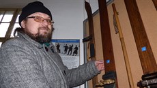 Jan Tma ukazuje vázání nejstarích lyí ve sbírce Jindicha Vaka, které...