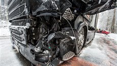 Nehoda kamionu a osobního auta na silnici I/14 u Náchoda zastavila provoz na...