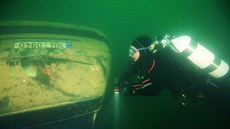 Auta pod vodou na Velké Vápence v Lahošti.