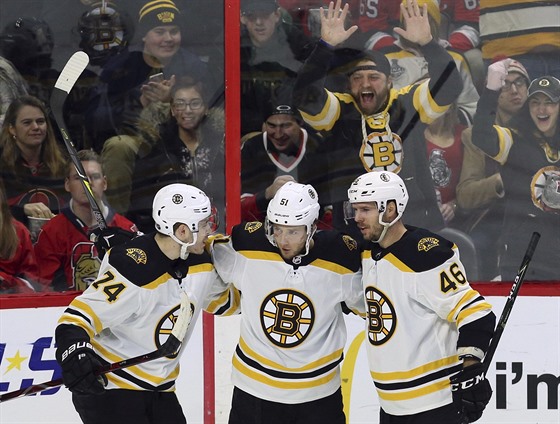 Hokejisté Bostonu oslavují branku Ryana Spoonera  (uprostřed). Vlevo je Jake...