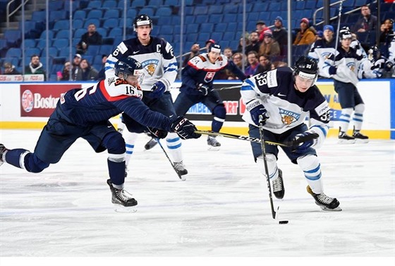 Jere Innala (vpravo) z Finska vyráí do útoku, brání ho Filip Krivoík ze...