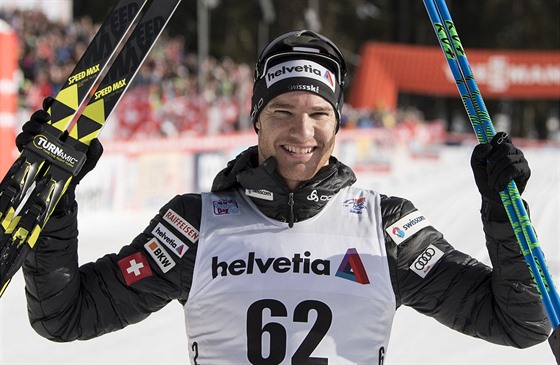 Dario Cologna slaví triumf ve druhé etap Tour de Ski.