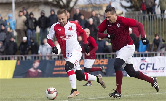 Silvestrovské derby: za míem se enou slávista Jaroslav erný (vlevo) a...