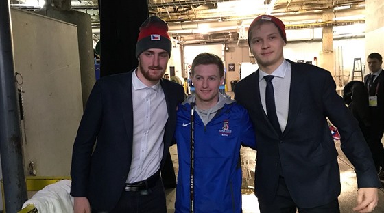 Americký dobrovolník Andy (uprostřed) se dočkal omluvy od českých hokejistů.
