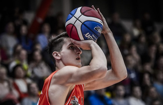 Utkání hvzd NBL: Josef Potoek z Pardubic v souboji o nejlepího trojkae.