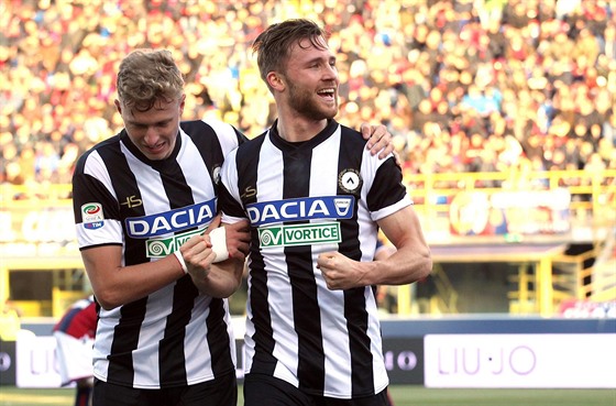 Silvan Widmer z Udinese slaví svj gól se spoluhráem Antonínem Barákem.