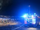 Osm jednotek hasi bojovalo s poárem bývalého kravína (29. prosince 2017).