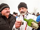 Tradiní setkání ech a Slovák na esko-slovenském vrcholu Bílých Karpat...