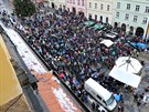Demonstranti zaplnili celou horn st chebskho nmst Krle Jiho z...