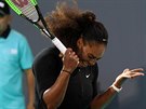 Serena Williamsová v duelu s Jelenou Ostapenkovou.