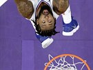 DeAndre Jordan z LA Clippers smeuje proti LA Lakers zády ke koi.