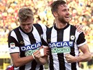 Silvan Widmer z Udinese slaví svůj gól se spoluhráčem Antonínem Barákem.
