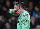 Zklamaný gólman Stoke Jack Butland poté, co od Chelsea inkasoval u tetí gól.