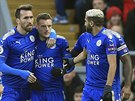 Fotbalisté Leicesteru slaví gól Jamieho Vardyho (uprosted s devítkou).