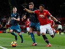 Anthony Martial z Manchesteru United uniká obránci Southamptonu Jacku...