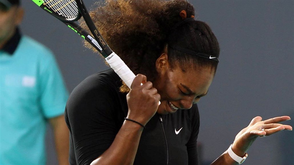 Serena Williamsová v duelu s Jelenou Ostapenkovou.