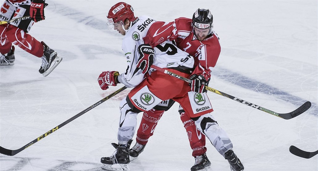 Královehradecký  Martin Gernát (vlevo) v souboji s Kana�anem Davidem McIntyrem.
