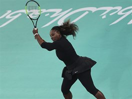 Serena Williamsov v duelu s Juli Ostapenkovou.