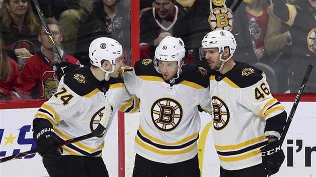 Hokejist Bostonu oslavuj branku Ryana Spoonera  (uprosted). Vlevo je Jake DeBrusk, vpravo David Krej.