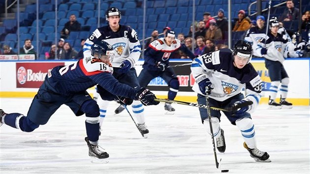 Jere Innala (vpravo) z Finska vyr do toku, brn ho Filip Krivok ze Slovenska.