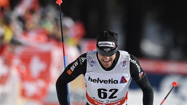 Dario Cologna finiuje ve druh etap Tour de Ski.