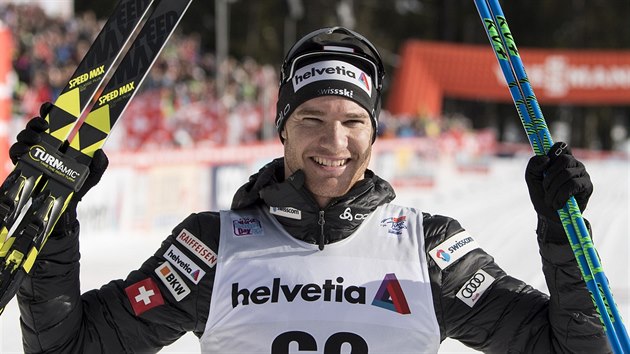 Dario Cologna slav triumf ve druh etap Tour de Ski.