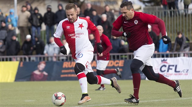 Silvestrovsk derby: za mem se enou slvista Jaroslav ern (vlevo) a sparan Marek Kincl.