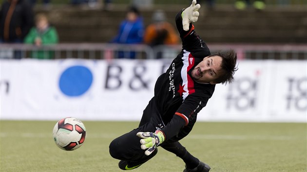 Silvestrovsk derby: slvista Martin Vaniak se v brance ohnl, ale vysok porce nezabrnil.