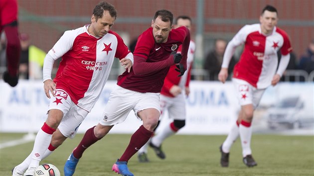 Silvestrovsk derby: s mem u nohy aruje Ivo Ulich ze Slavie, sleduje ho sparan Marek Matjovsk.