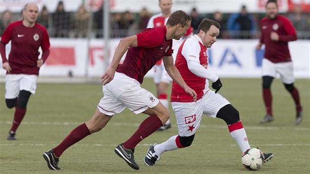 Silvestrovsk derby: s mem u nohy je Zdenk enkek ze Slavie, sleduje ho sparan Ji Jarok.