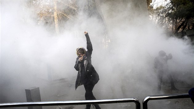 V Íránu lidé protestují proti režimu. Demonstrace začaly jako projev nespokojenosti s ekonomickou situací v Íránu. Přerostly však do obecnější kritiky vlády současného prezidenta Hasana Rúháního, jehož někteří demonstranti označili za diktátora. (30. prosince 2017)