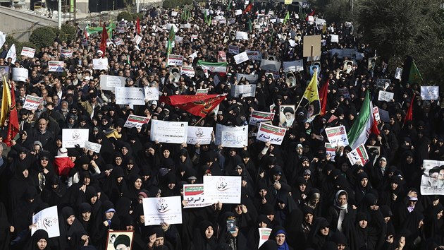 rnci se v Tehernu seli na provldn akci u pleitosti vro konce nepokoj z roku 2009. (30. prosince 2017)